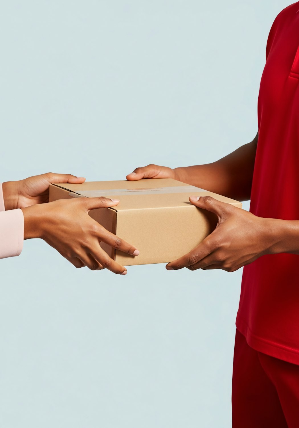 Un colis de commande remis à une cliente